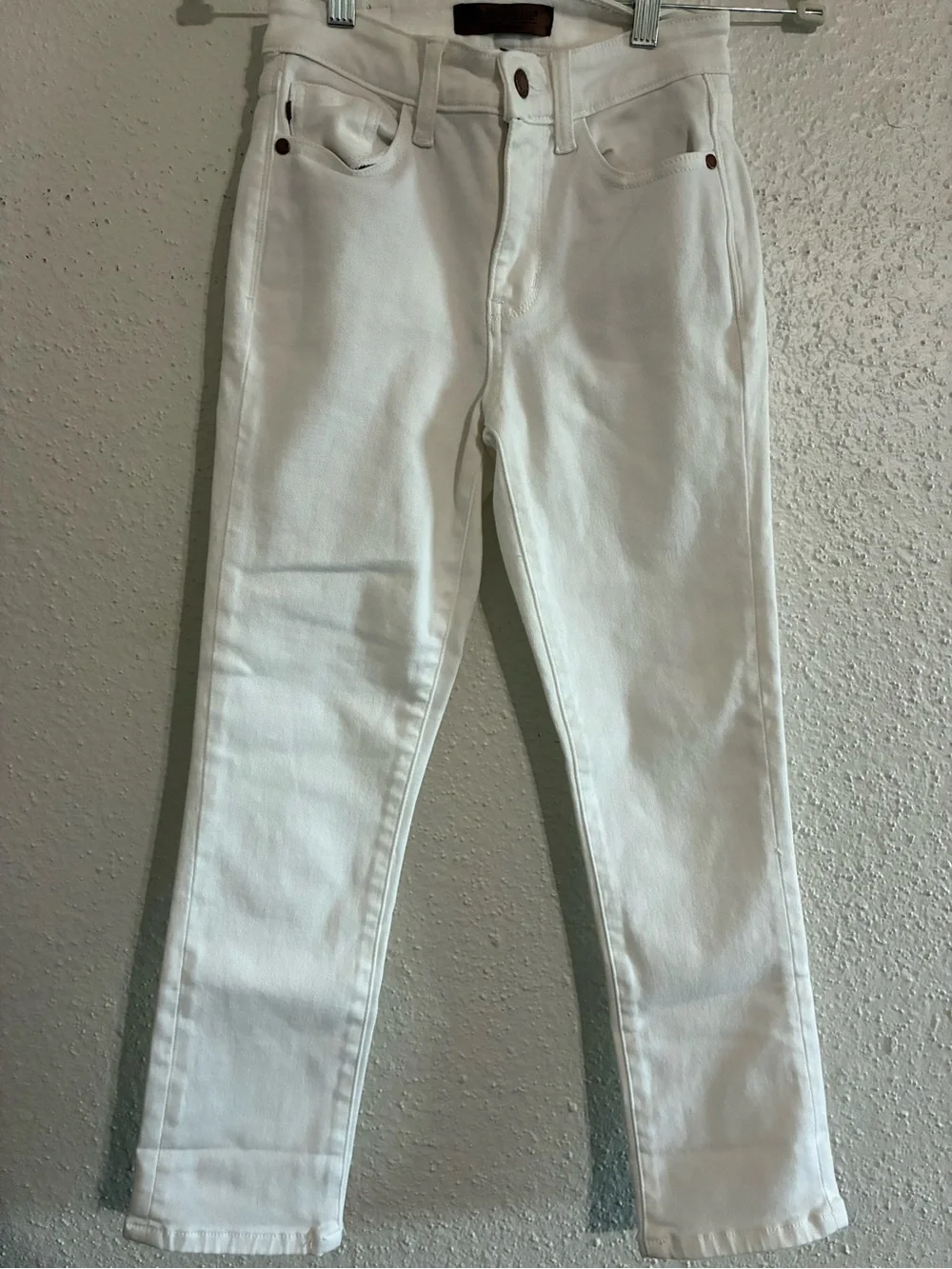 NWOT Judy Blue white capris
